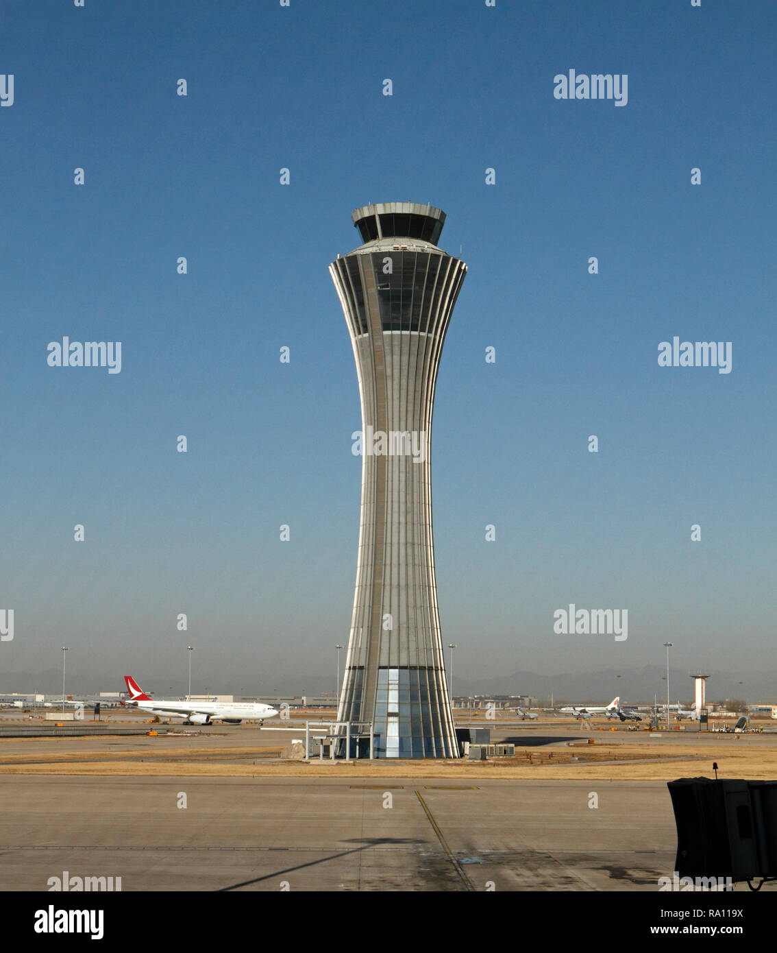 El Aeropuerto Internacional de Pekín, China y pasando por la torre de control en la Terminal 3. Foto de stock