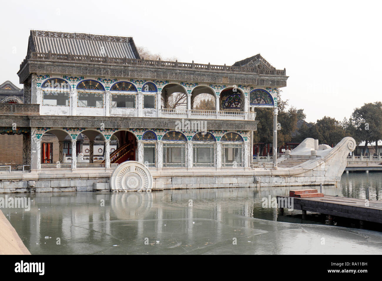 El Barco de mármol se encuentra en la esquina noroeste del Lago Kunming. Debajo de la colina Longevidad. Palacio de Verano, Beijing. China. Han Chuan (Tierra barco) Foto de stock