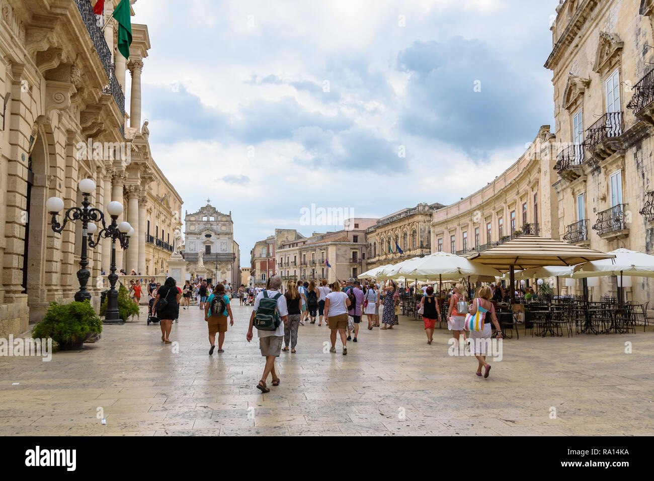 Siracusa (Sicilia, Italia) - Agosto 23, 2017: los turistas visitar la Piazza Duomo - la plaza principal de la isla de Ortigia. Foto de stock