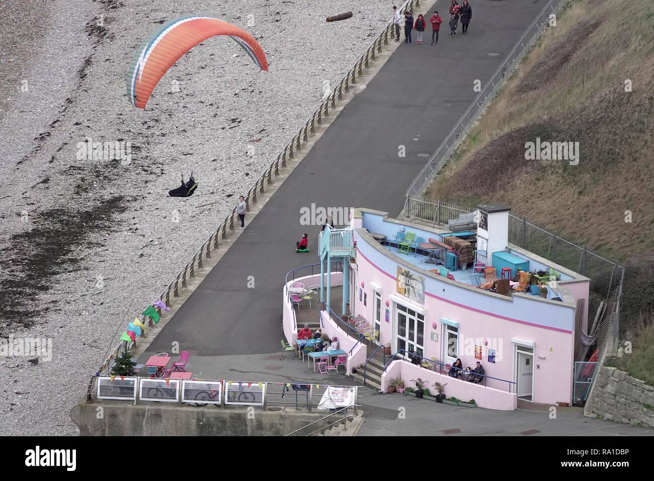 Portland, en Dorset, Reino Unido. El 30 de diciembre de 2018. En parapente Cesil Beach, Pórtland, Dorset Crédito: Finnbarr Webster/Alamy Live News Foto de stock