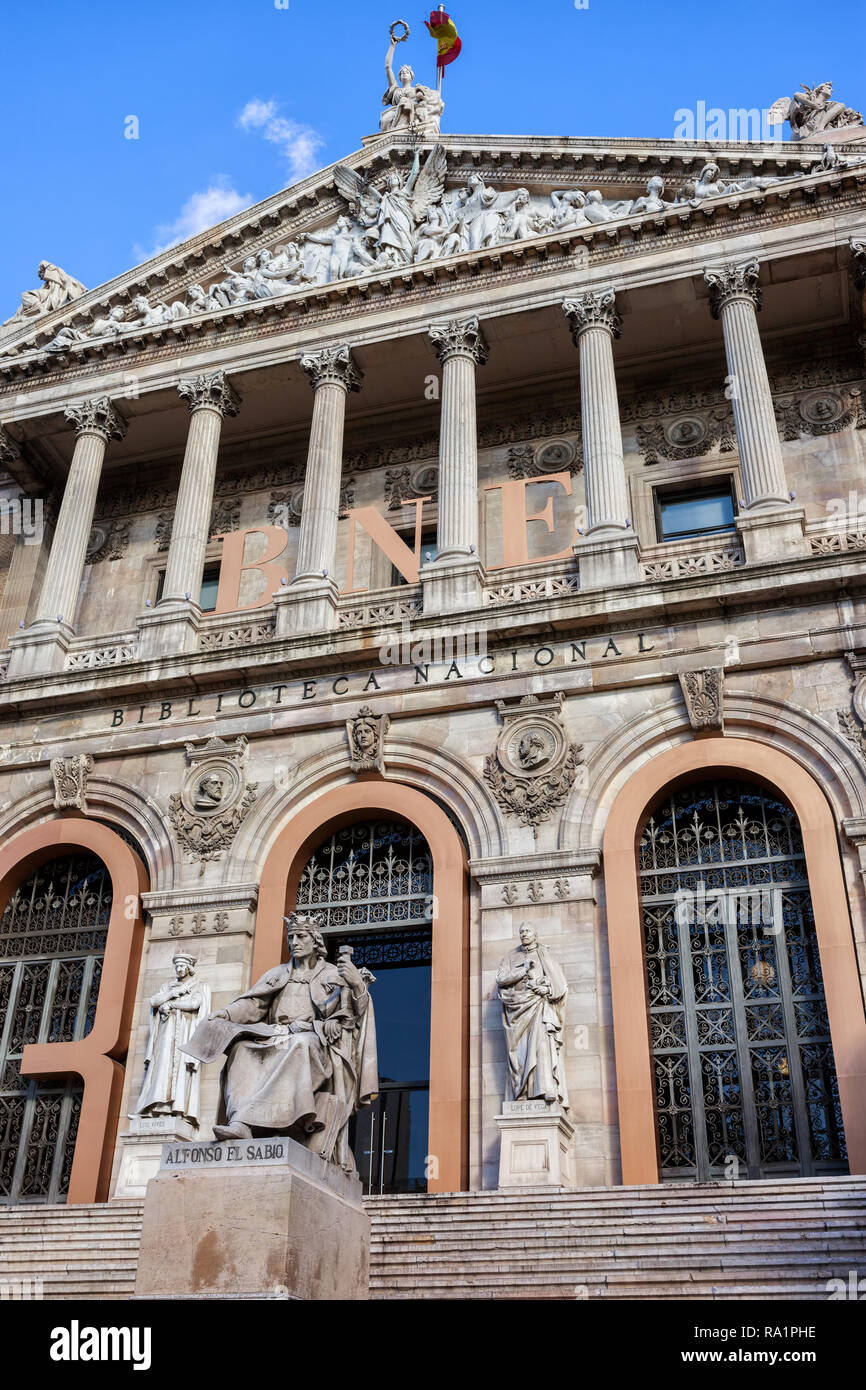 España, Madrid, Biblioteca Nacional de España - Biblioteca Nacional de España fundada por el rey Felipe V En 1712, arquitectura neoclásica, entrada principal Foto de stock