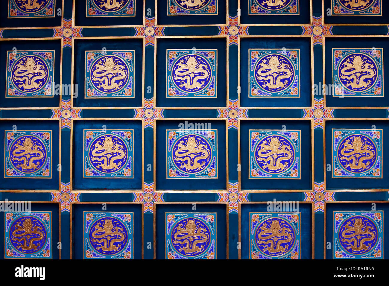 Oro fresco pintado de rojo y azul en el techo del Salón de disipar las nubes, Palacio de Verano, Beijing, República Popular de China. Foto de stock