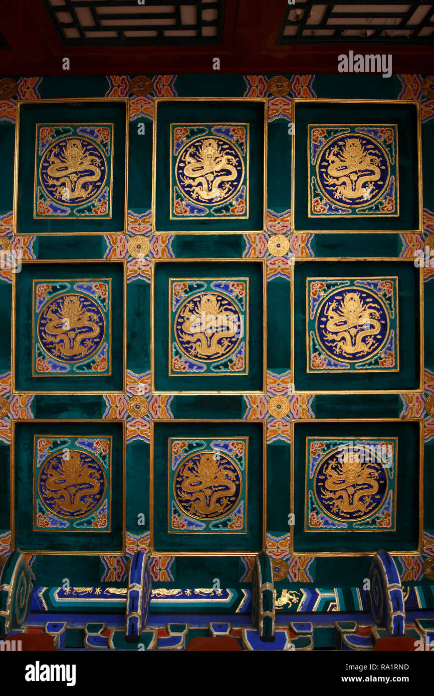 Oro fresco pintado de rojo y azul en el techo del Salón de disipar las nubes, Palacio de Verano, Beijing, República Popular de China. Foto de stock