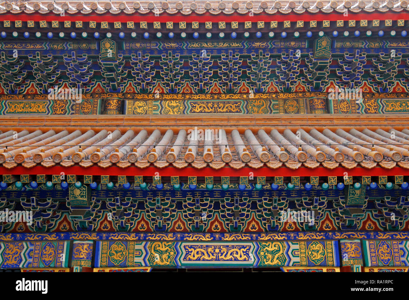 Oro fresco pintado de rojo y azul en las vigas del edificio, antiguo palacio de verano, Beijing, República Popular de China. Foto de stock