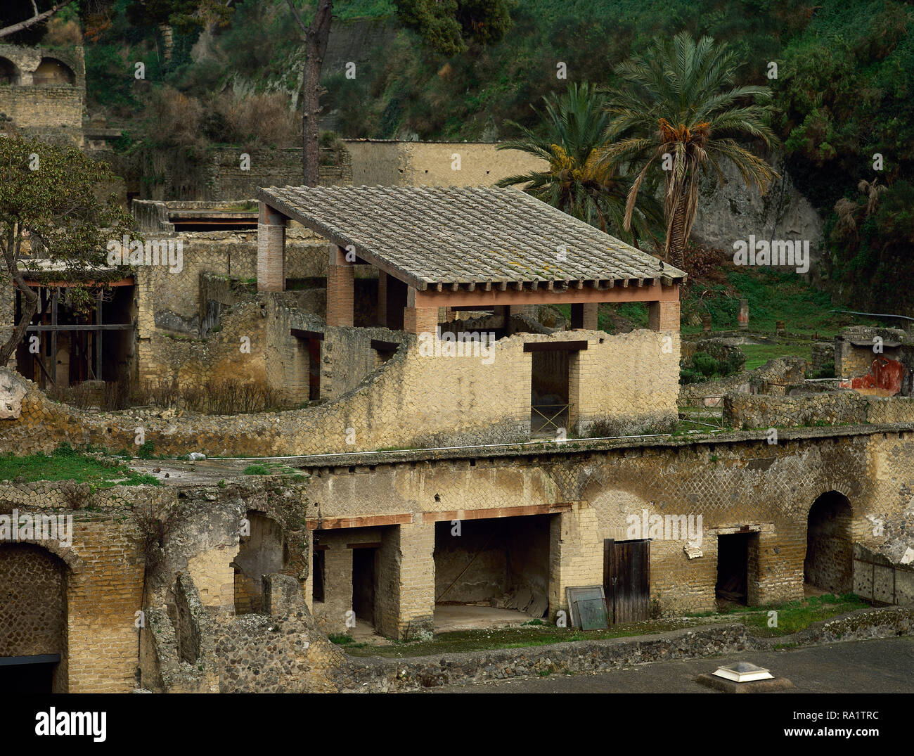 Italia. Herculano. Antigua ciudad romana destruida por la erupción del Vesubio en el año 79 D.C. Casa del GEM (Casa della Gemma). Ubicado en el extremo sur del Cardo V. casa de dos pisos. Vista general. La Campania. Foto de stock