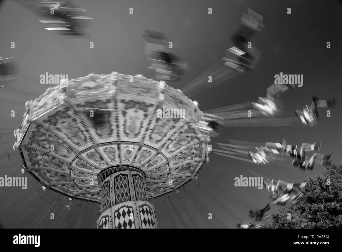 A Merry go round swing en un parque en B&W Foto de stock