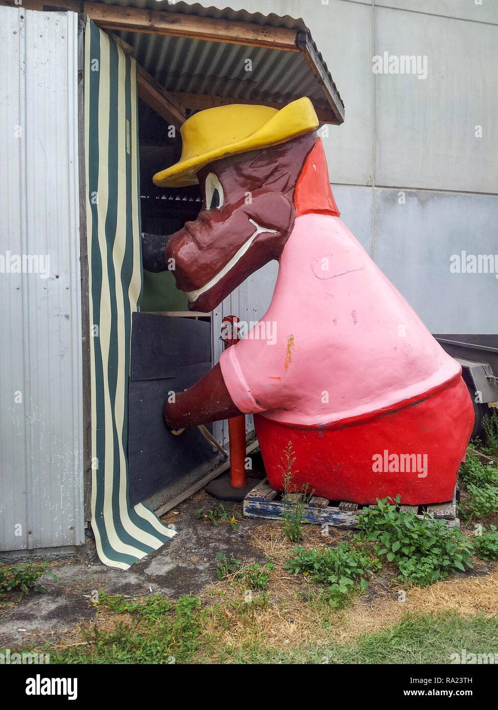 Oso de peluche relleno con pantalones y sombrero Fotografía de stock - Alamy