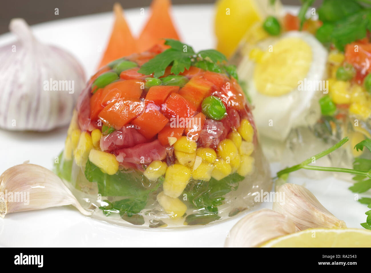 Apetitoso jelly con carne y verduras Foto de stock