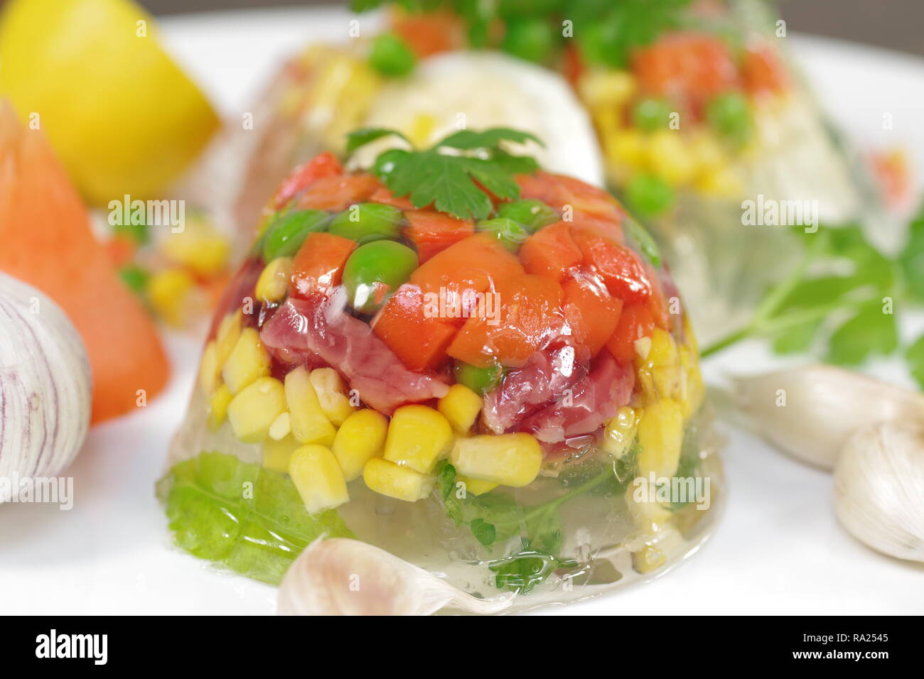 Apetitoso jelly con carne y verduras Foto de stock
