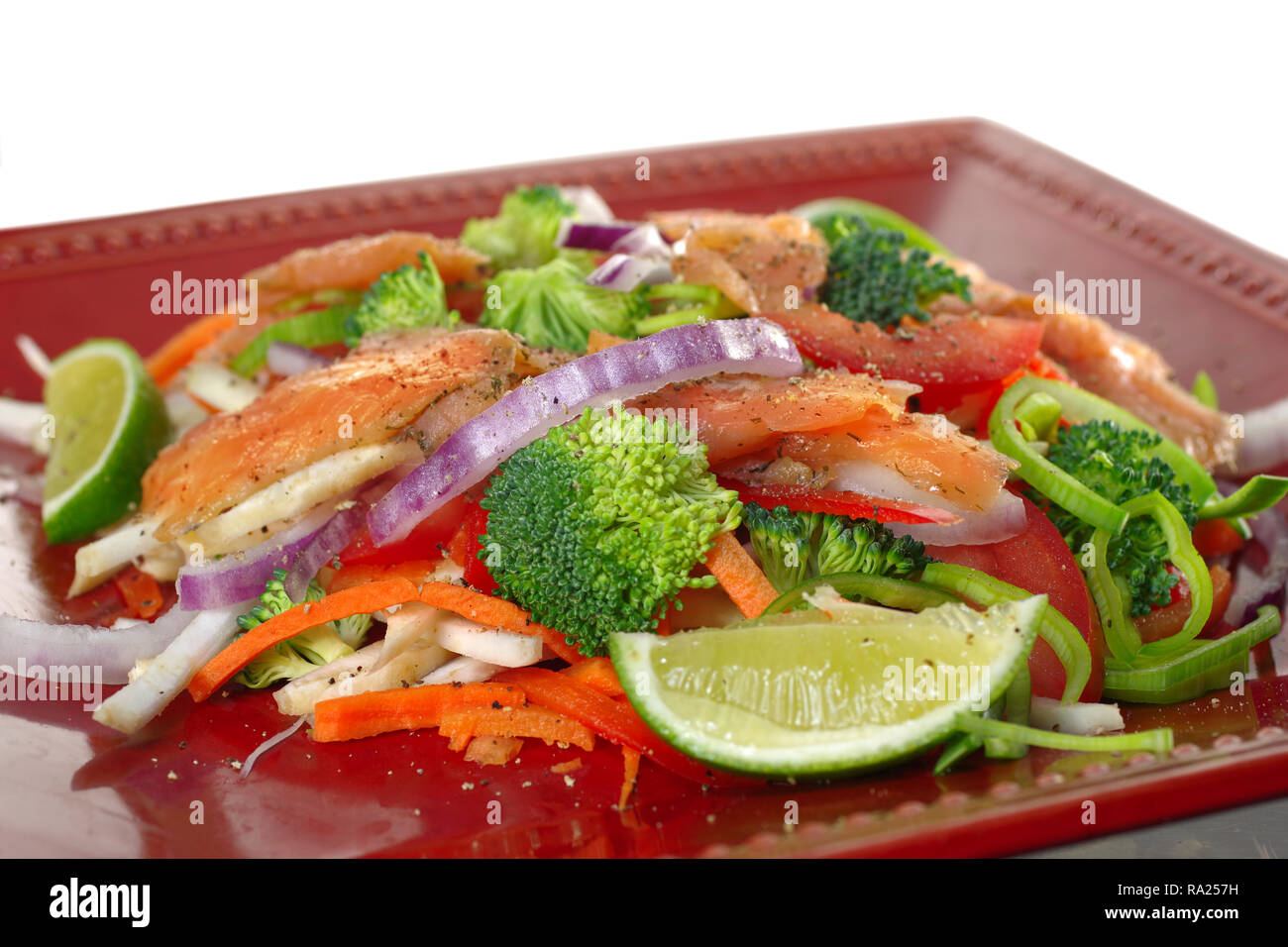 Salmón ahumado con ensalada de verduras y limón Foto de stock
