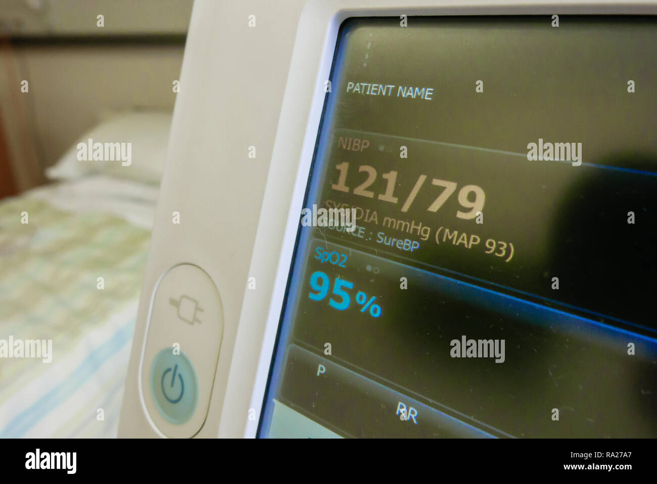 Monitor de presión arterial WelchAllyn en un hospital mostrando una presión sanguínea normal de 121/79 y un nivel de saturación de la sangre del 95%. Foto de stock