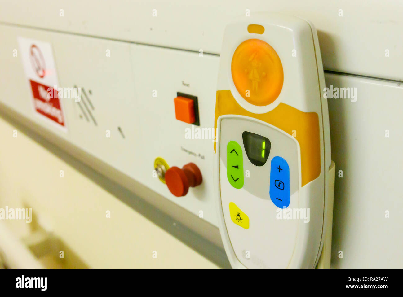Unidad de cabezal de cama en un hospital mostrando una emergencia rojo tire de timbre de llamada y un punto de descarga electrostática. Foto de stock