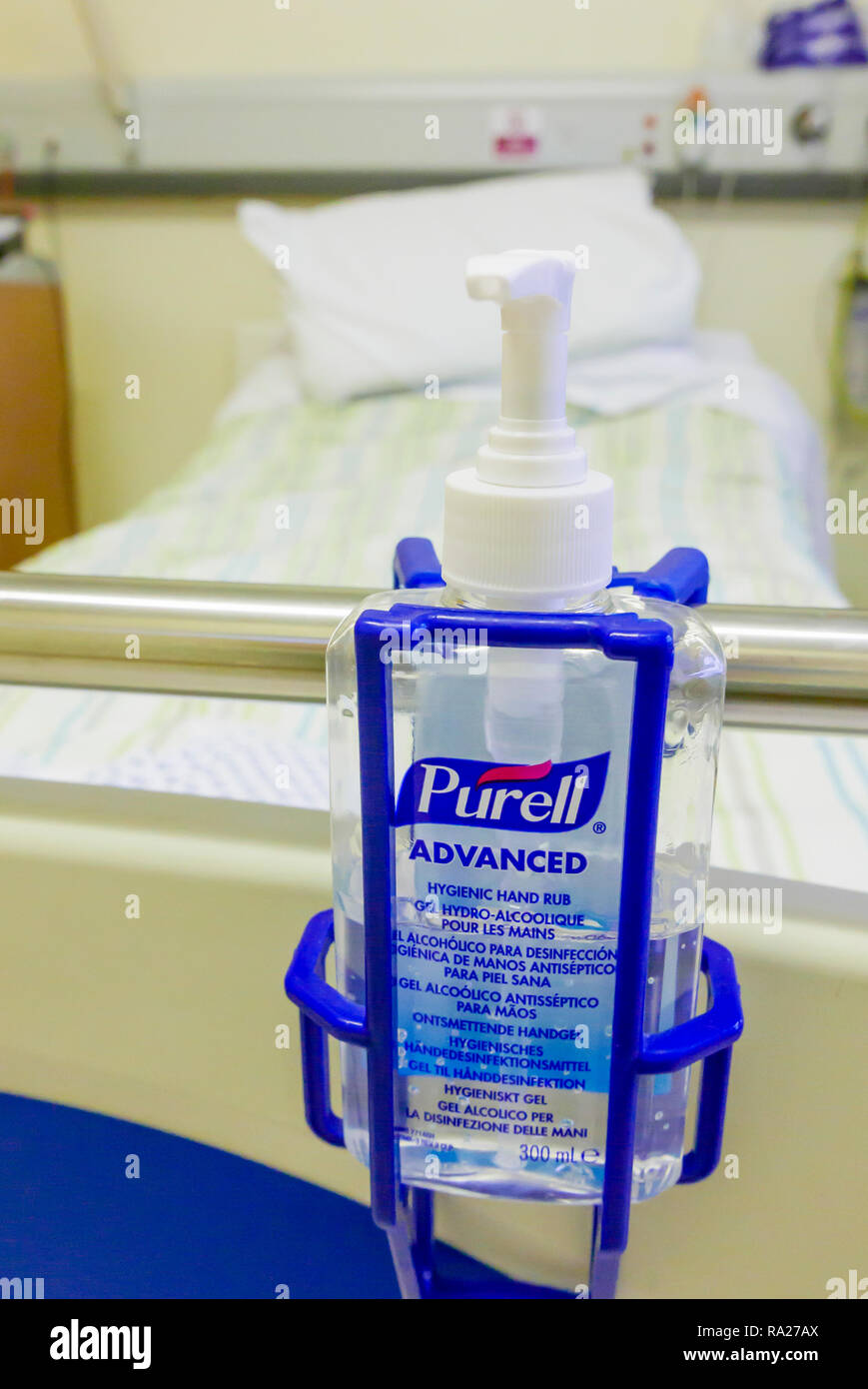 Botella de alcohol avanzado Purell mano higiénico rub al final de la cama de un hospital. Foto de stock