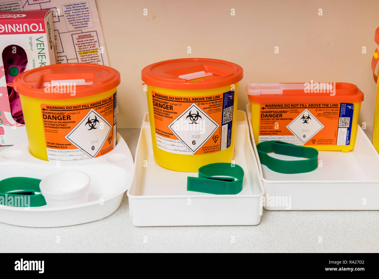 Configurar las bandejas para tomar muestras de sangre incluidos sharps cajas, torniquetes y bolas de algodón. Foto de stock