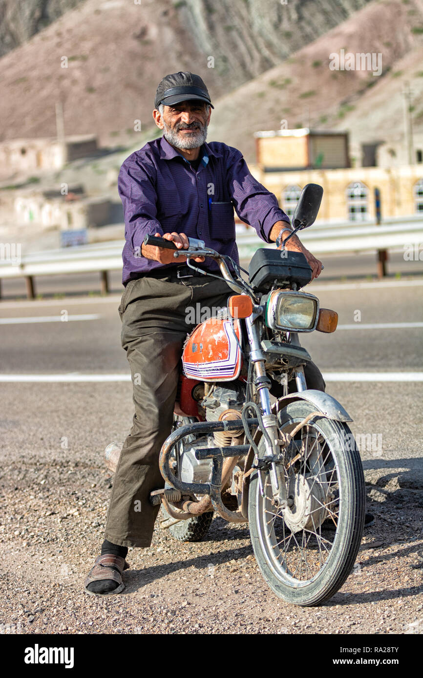 Hombre en moto fotografías e imágenes de alta resolución - Alamy