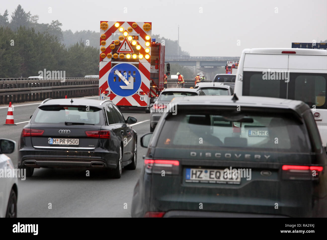 10.02.2018, Bayern, Deutschland, Sperrung Allersberg, der Ueberholspur auf der A9 aufgrund der Beseitigung einer Oelspur. 00S180210D114CARO.JPG [Model Foto de stock