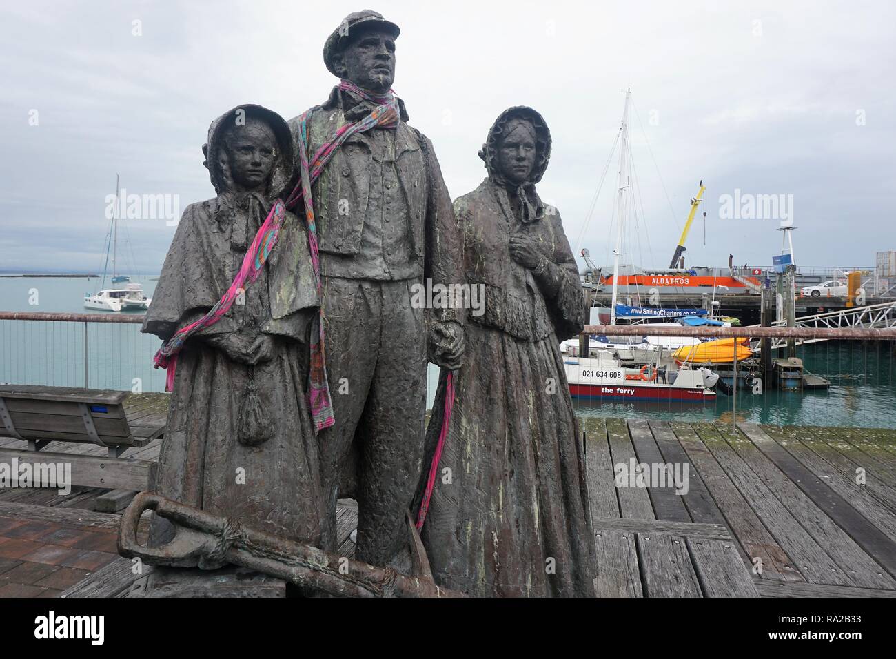 Los primeros colonos Memorial en Nelson's Harbour Wakefield Quay, Nueva Zelanda Foto de stock