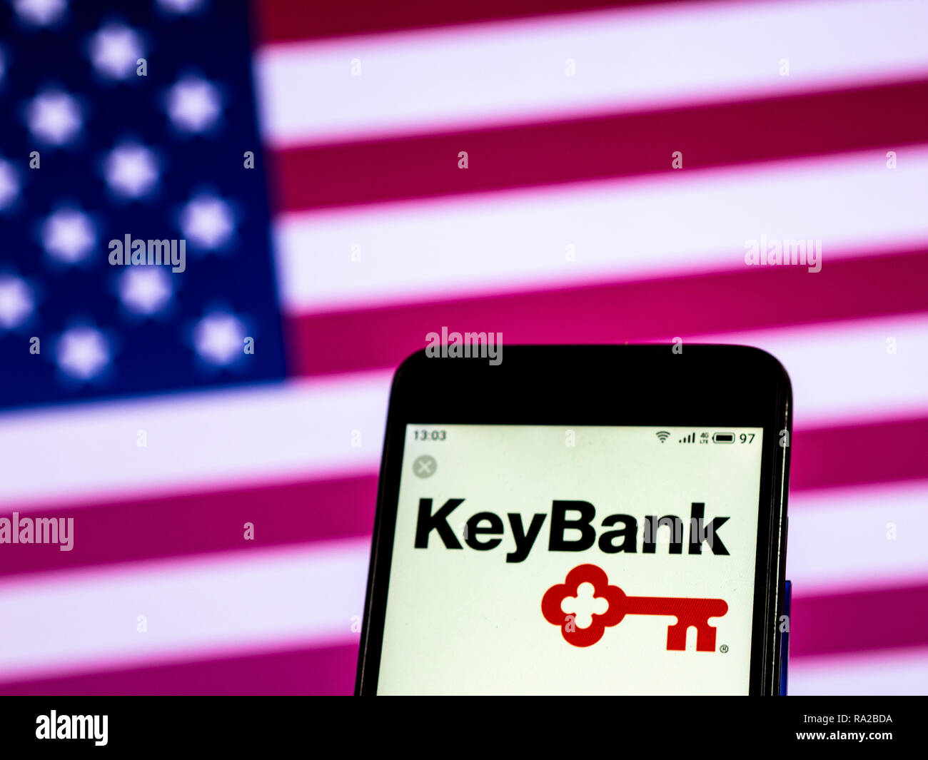 KeyBank Retail Banking Company logo visto aparece en el teléfono