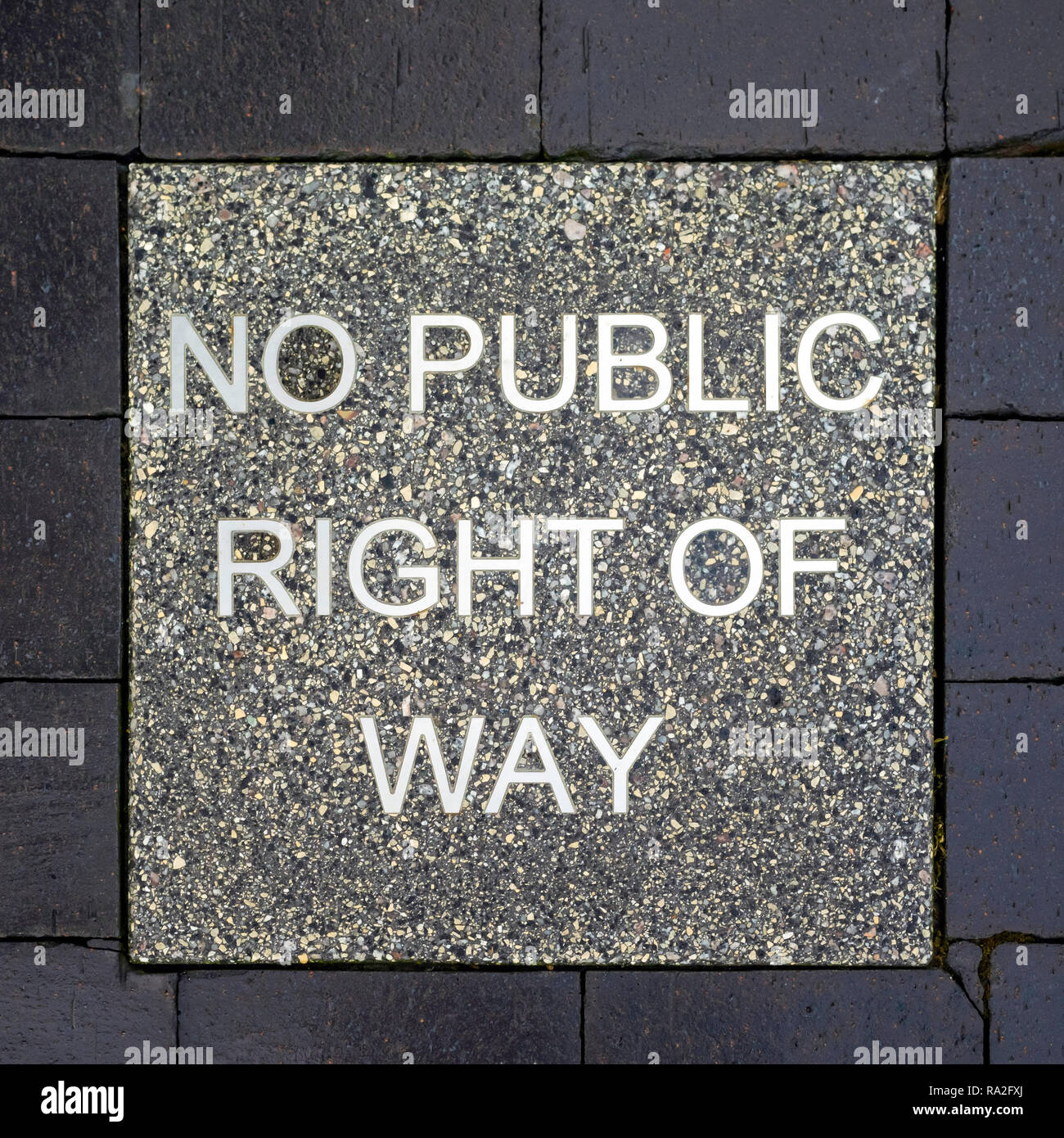Un signo marcado No hay derecho de Vía Pública establecido en una ruta de ladrillo Foto de stock