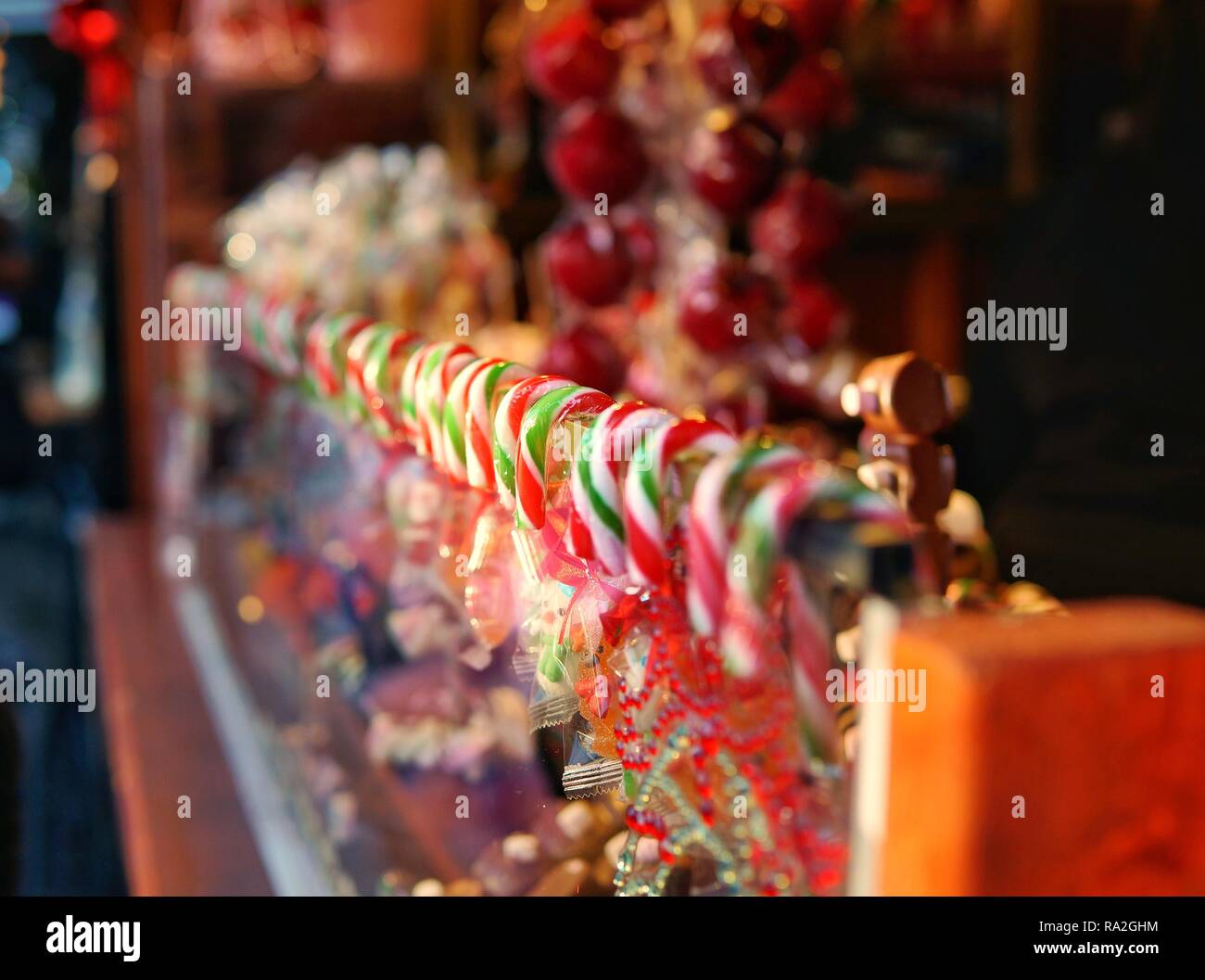 Puesto de venta de dulces y decoraciones en un mercado de Navidad en George Square, en Glasgow, 2018. Foto de stock