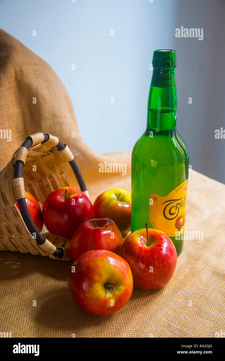 Manzanas y botella de sidra. Asturias, España. Foto de stock