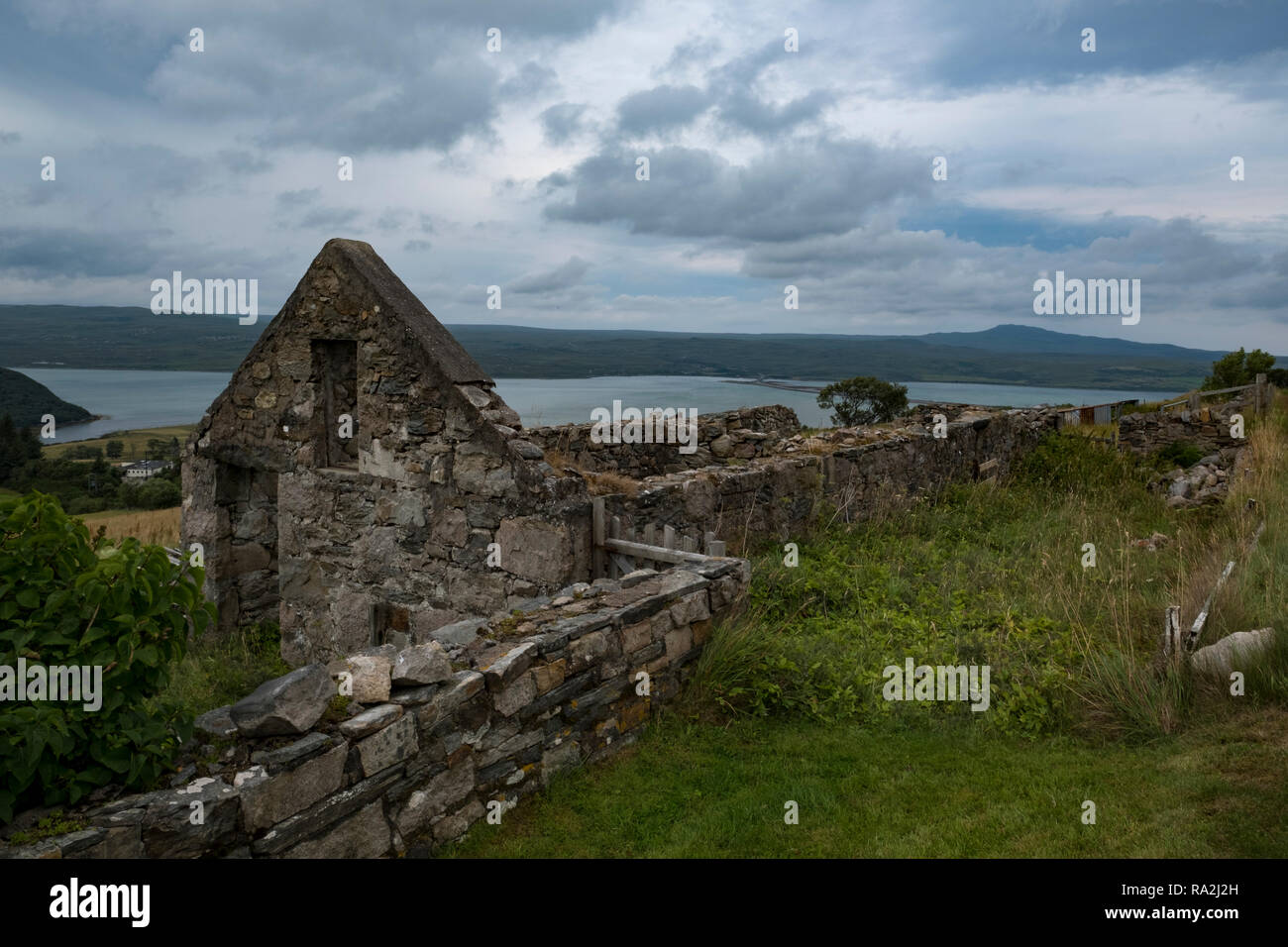 Una abandonada ruina del croft house con vistas a Kyle de la lanza en las Highlands escocesas de Escocia en un día nublado Foto de stock