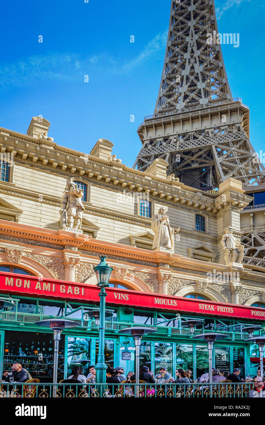 Gente disfrutar de comidas al fresco en el patio openair de Mon Ami Gabi restaurante francés en la tira en el Paris Las Vegas Hotel Resort y Casino Foto de stock