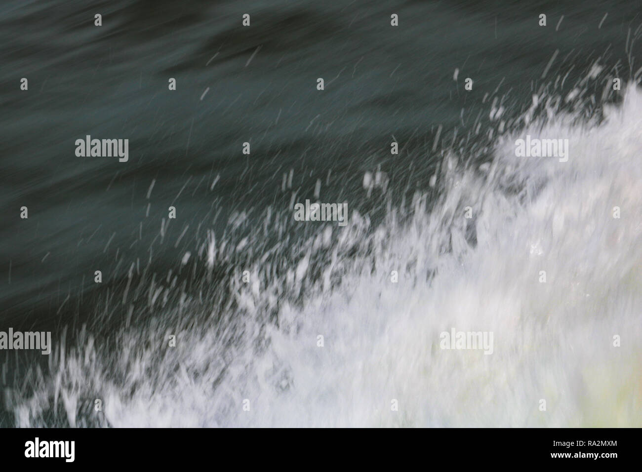 Desenfoque de fondo abstracto. Pulverización de agua desde un barco o buque Foto de stock