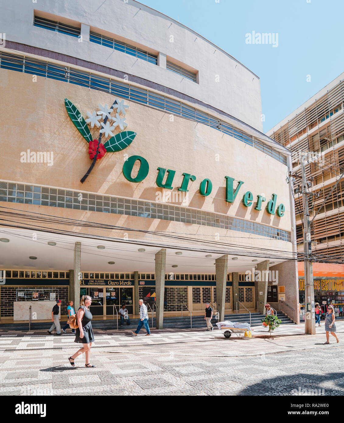 Londrina - PR, Brasil - Diciembre 12, 2018: cine y teatro llamado Cine Teatro Universitario Ouro Verde en el centro (calçadão de Londrina). Histórico Foto de stock