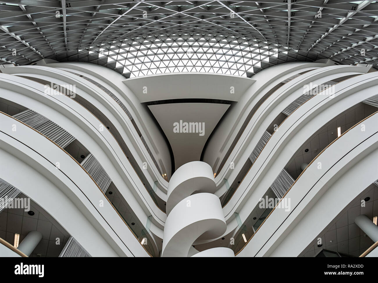 El atrio en el edificio SAHMRI en Adelaida. Australia del Sur el Instituto de Investigación Médica y Salud Foto de stock
