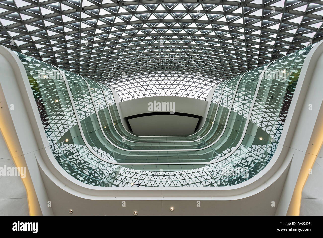 El atrio en el edificio SAHMRI en Adelaida. Australia del Sur el Instituto de Investigación Médica y Salud Foto de stock