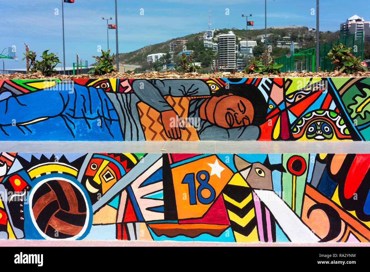 Otras instalaciones deportivas y decorado con obras de arte contemporáneo en el recién reformado Ela Beach en Port Moresby. Foto de stock