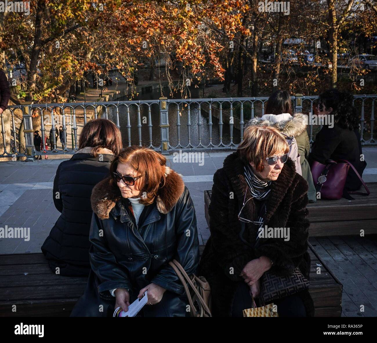 Trikala, Grecia. 30 Dec, 2018. Las personas se ven sentados en la plaza  principal de Trikala.Trikala está en el noroeste de la región de Tesalia,  en Grecia. Crédito: Ioannis Alexopoulos SOPA/Images/Zuma alambre/Alamy