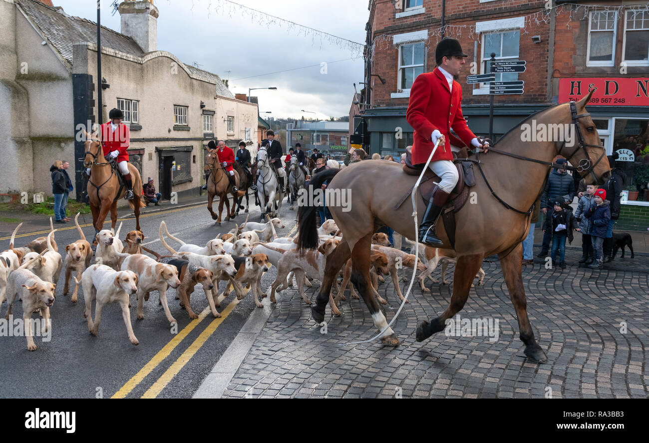 Uttoxeter, Staffordshire, Reino Unido. El 1 de enero de 2019. La Meynell & South Staffordshire Uttoxeter Hunt se reúnen en el centro de la ciudad para el año 2019 el día del año nuevo caza. Alrededor de 25 pilotos y sus perros para viajar en la ciudad y son recibidos por 30 manifestantes con pancartas, algunos de los cuales llevan máscaras de Fox. 200 hunt partidarios aclaman como la caza llega mientras los manifestantes expresen sus opiniones con fuerte boo's. Crédito: Richard Grange/Alamy Live News Foto de stock