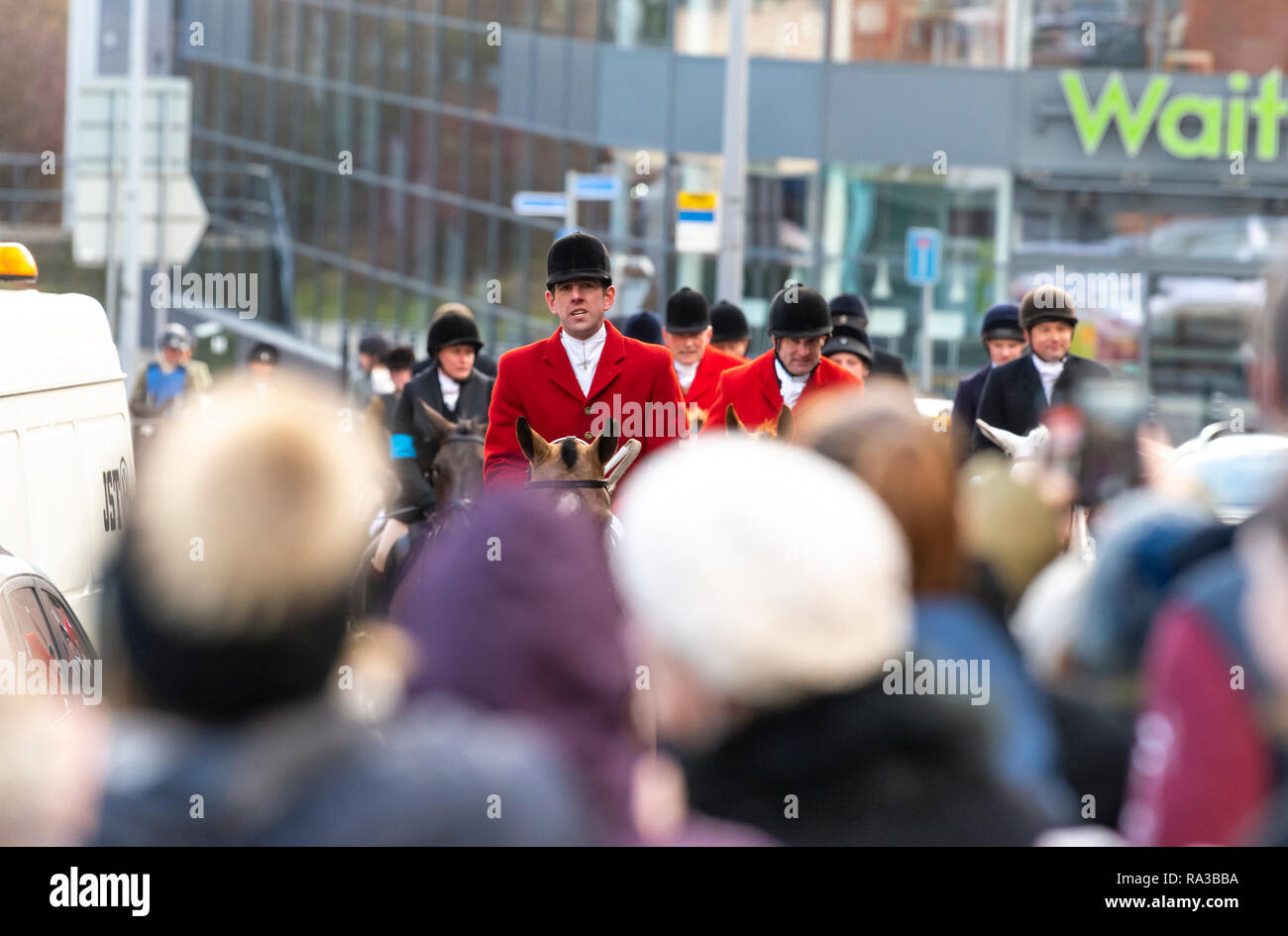 Uttoxeter, Staffordshire, Reino Unido. El 1 de enero de 2019. La Meynell & South Staffordshire Uttoxeter Hunt se reúnen en el centro de la ciudad para el año 2019 el día del año nuevo caza. Alrededor de 25 pilotos y sus perros para viajar en la ciudad y son recibidos por 30 manifestantes con pancartas, algunos de los cuales llevan máscaras de Fox. 200 hunt partidarios aclaman como la caza llega mientras los manifestantes expresen sus opiniones con fuerte boo's. Crédito: Richard Grange/Alamy Live News Foto de stock