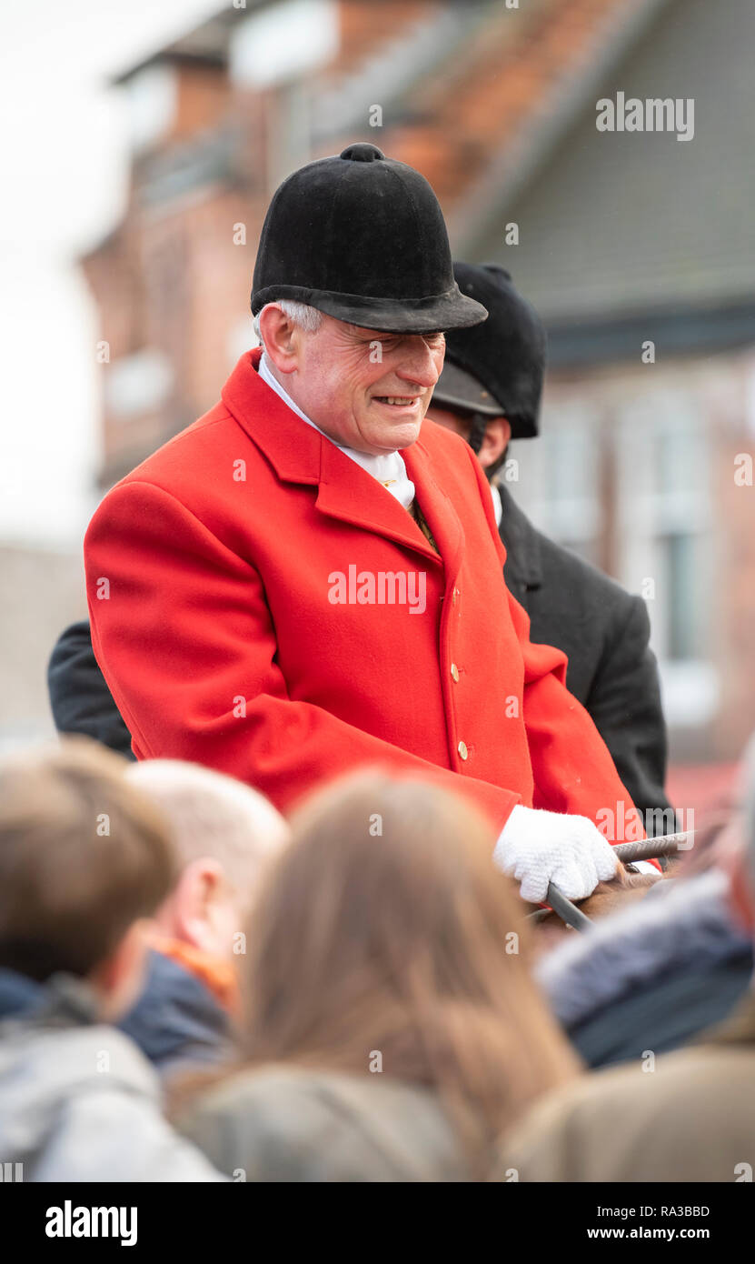 Uttoxeter, Staffordshire, Reino Unido. El 1 de enero de 2019. La Meynell & South Staffordshire Uttoxeter Hunt se reúnen en el centro de la ciudad para el año 2019 el día del año nuevo caza. Alrededor de 25 pilotos y sus perros para viajar en la ciudad y son recibidos por 30 manifestantes con pancartas, algunos de los cuales llevan máscaras de Fox. 200 hunt partidarios aclaman como la caza llega mientras los manifestantes expresen sus opiniones con fuerte boo's. Crédito: Richard Grange/Alamy Live News Foto de stock