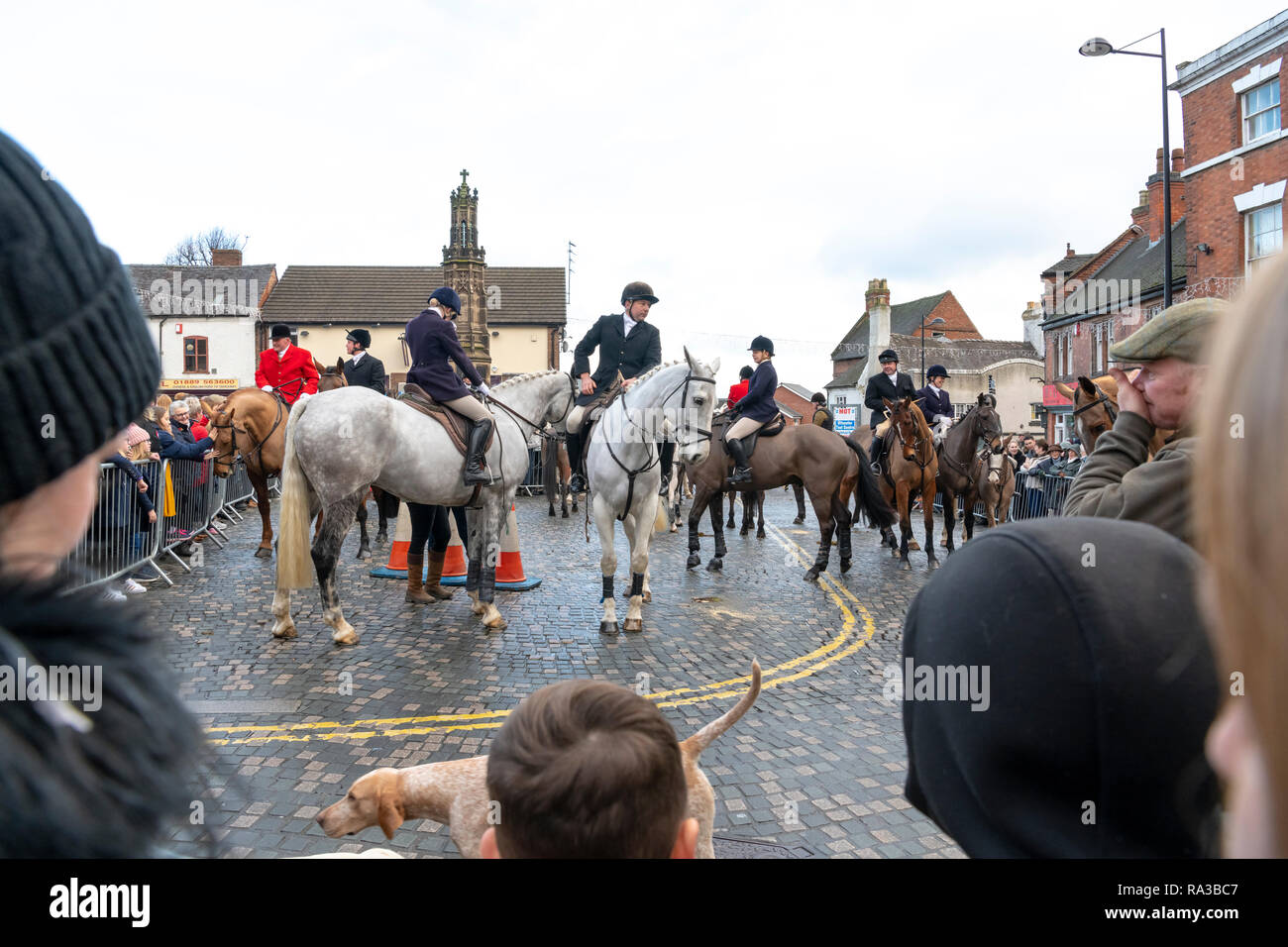 Uttoxeter, Staffordshire, Reino Unido. El 1 de enero de 2019. La Meynell & South Staffordshire Uttoxeter Hunt se reúnen en el centro de la ciudad para el año 2019 el día del año nuevo caza. Alrededor de 25 pilotos y sus perros para viajar en la ciudad y son recibidos por 30 manifestantes con pancartas, algunos de los cuales llevan máscaras de Fox. 200 hunt partidarios aclaman como la caza llega mientras los manifestantes expresen sus opiniones con fuerte boo's. Crédito: Richard Grange/Alamy Live News Foto de stock