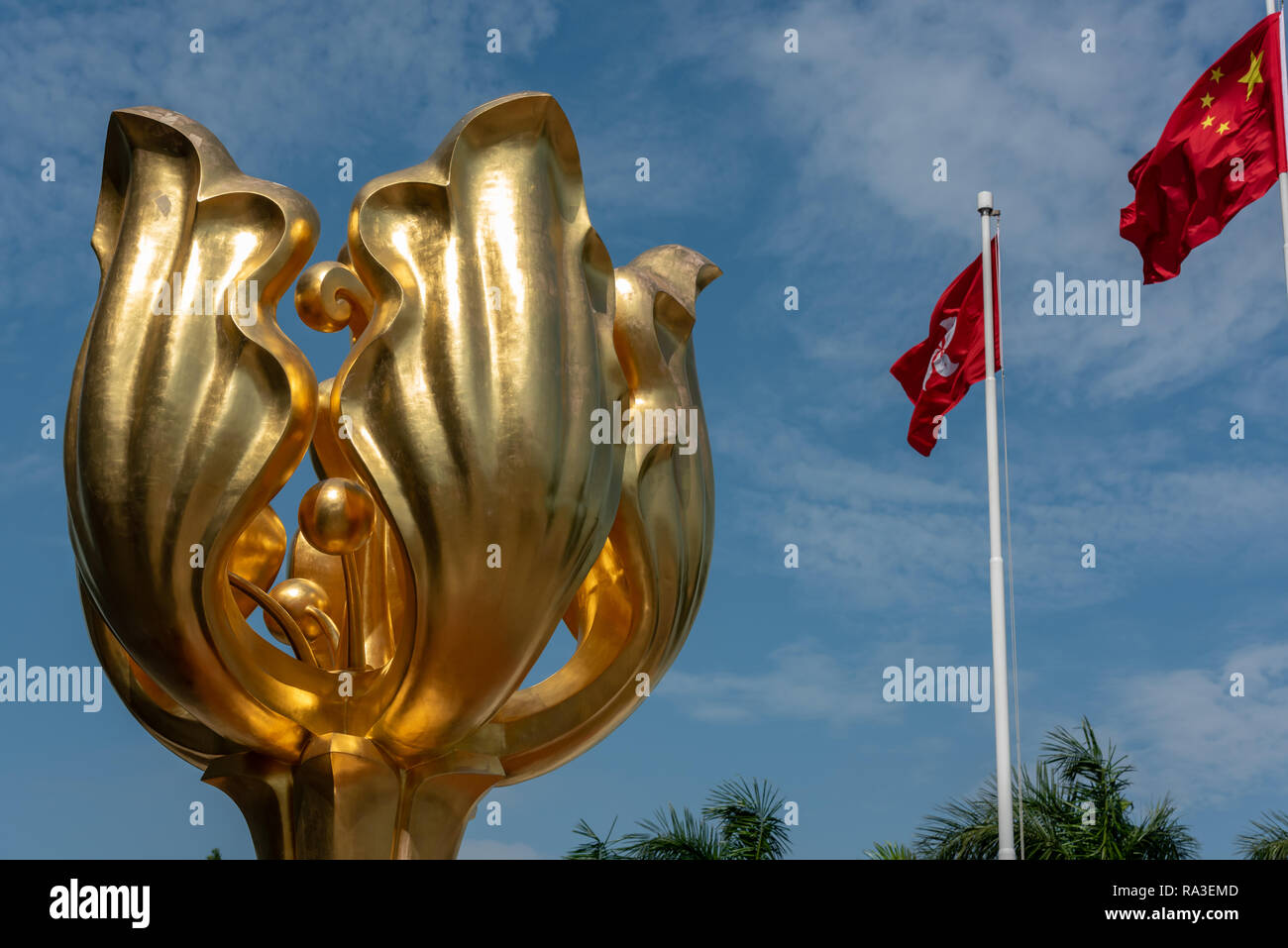 "Forever Blooming la escultura de la Bauhinia Dorada', que da nombre a la plaza Golden Bauhinia en Hong Kong en el Centro de Convenciones y Exposiciones Foto de stock