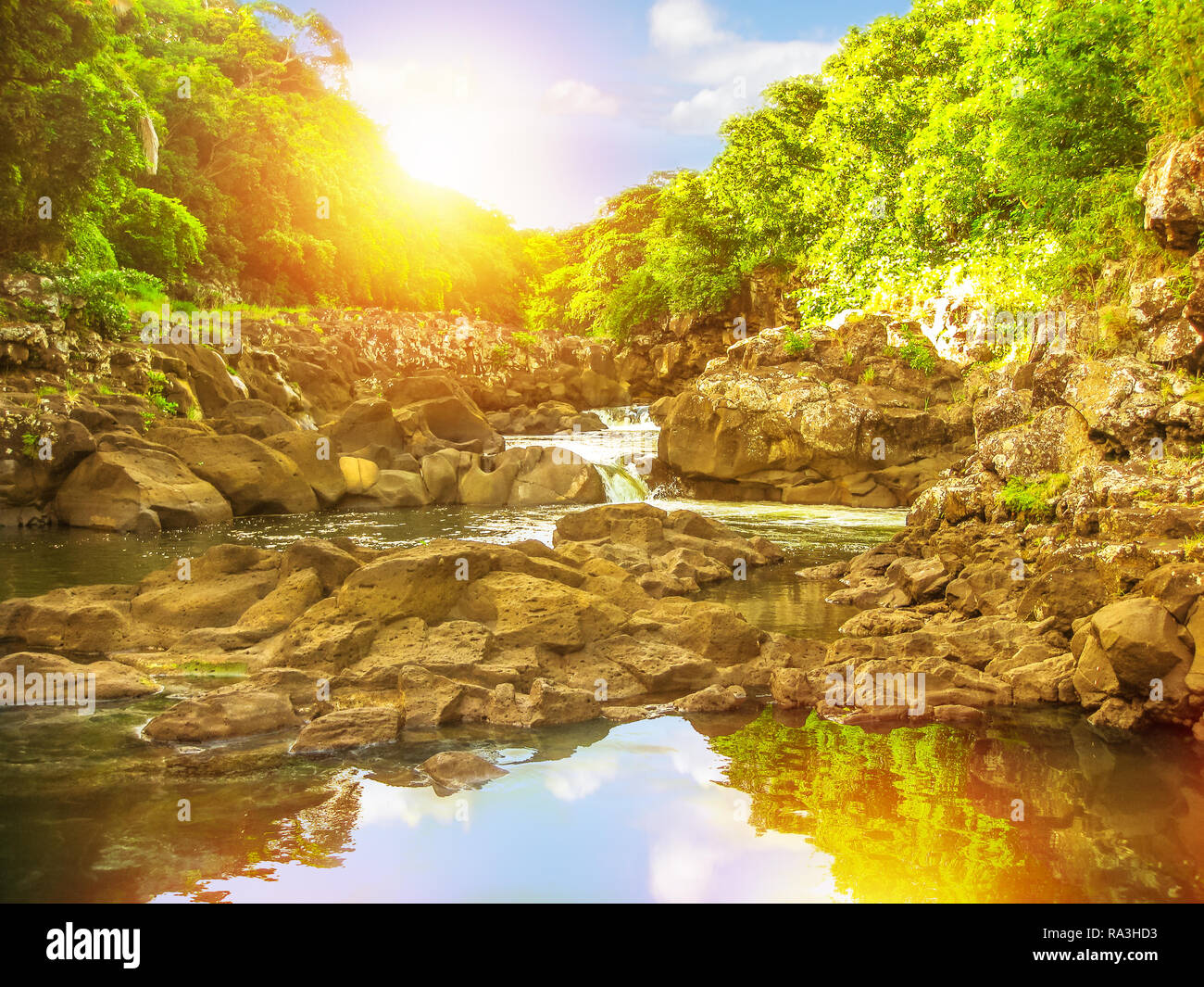 Parque Nacional Black River Gorges en luz del atardecer, el bosque protegido más grande de Mauricio, el Océano Índico, África. El paisaje se refleja en las aguas del popular destino turístico. Foto de stock