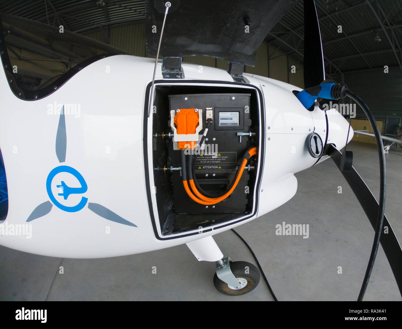 Francia, Bas-Rhin (67), aeropuerto de Haguenau, nueva luz eléctrica vuelo Pipistrel Alpha-Electro delantero, baterías de 21 kW/h cargando Foto de stock