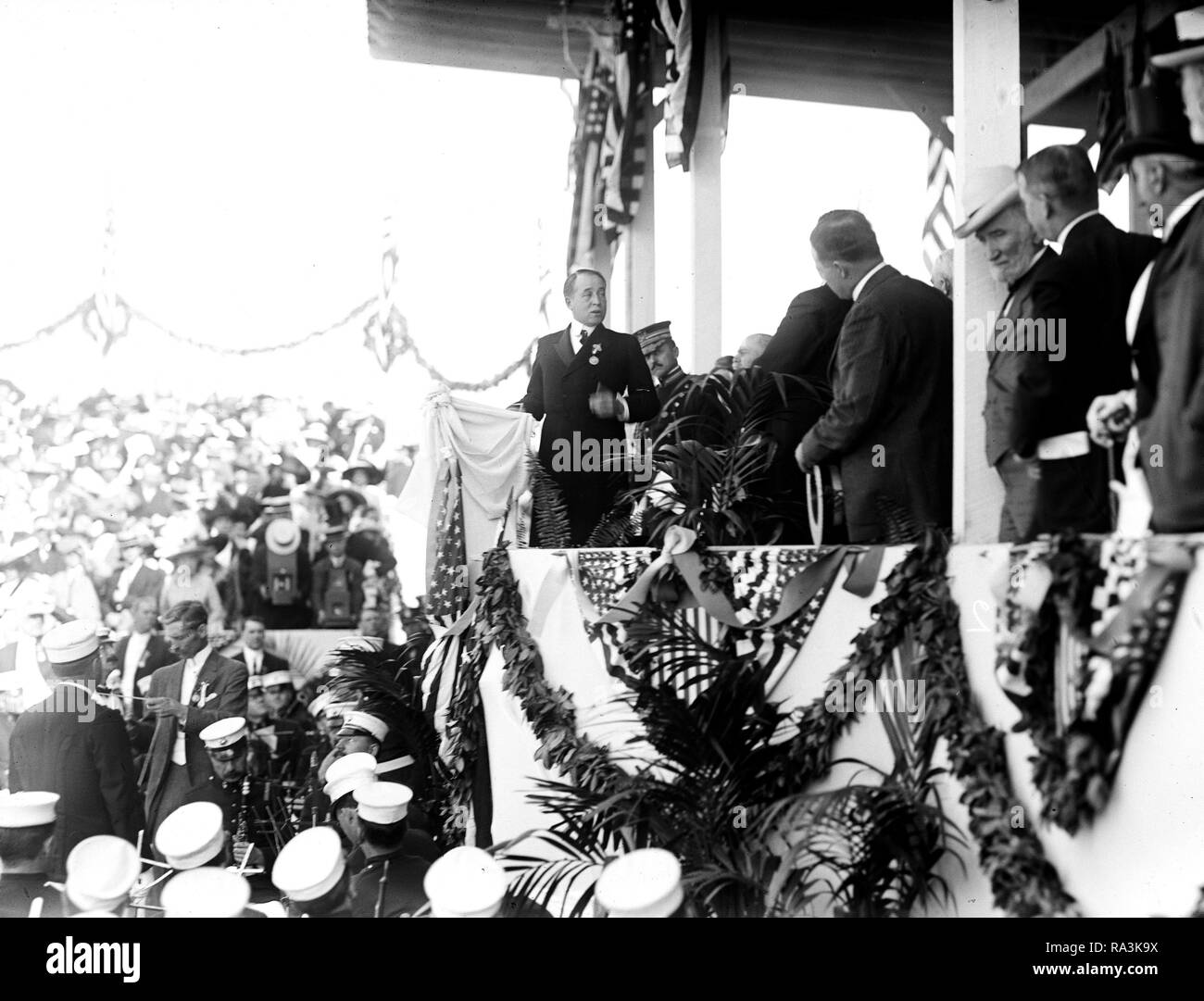 Un orador en la ceremonia de inauguración de la ca de Colón. 1912 Foto de stock