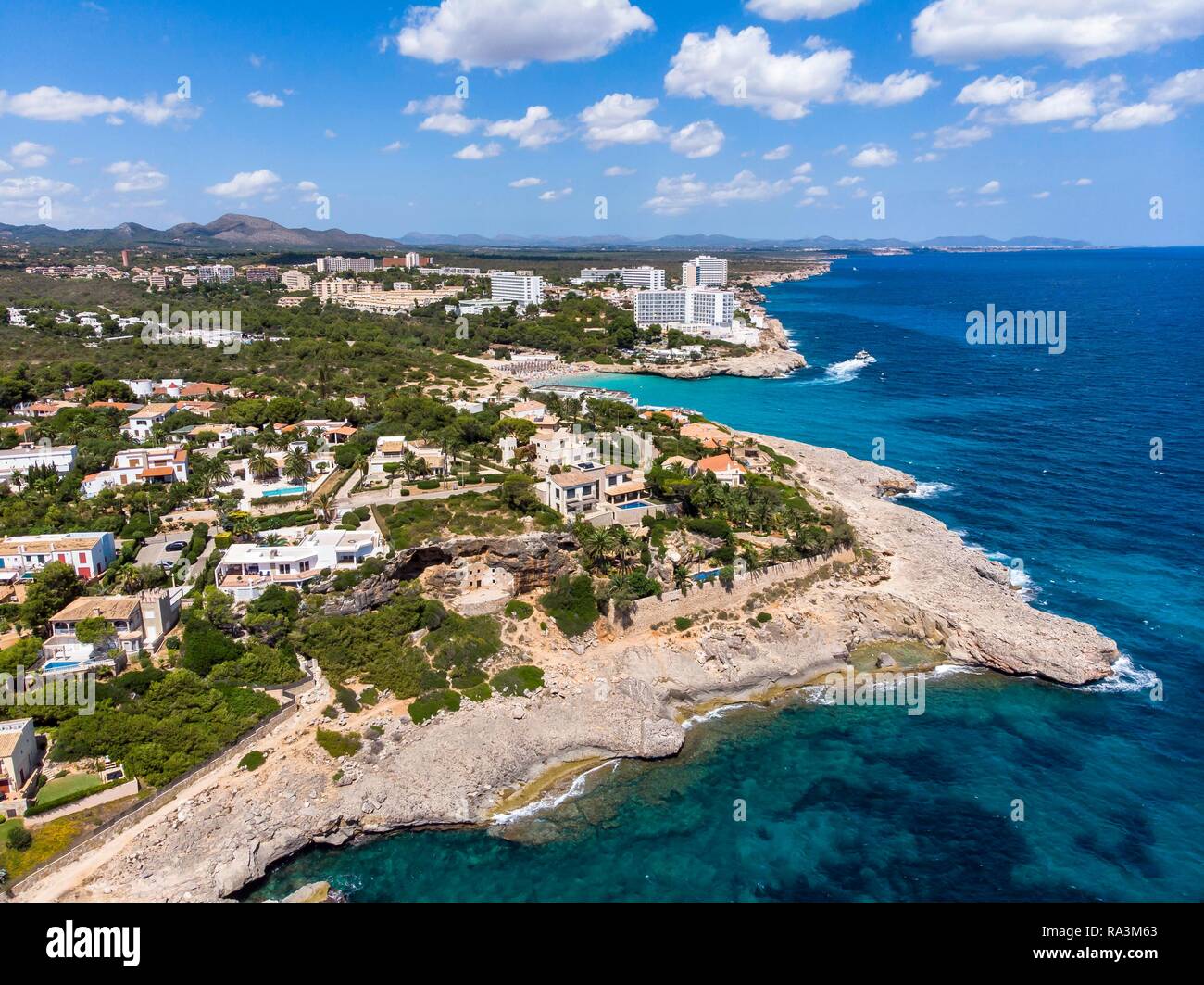 Drone shot, costa rocosa con villas y hoteles, Cala Tropicana y Cala Domingos, región de Porto Colom, Mallorca, Islas Baleares Foto de stock