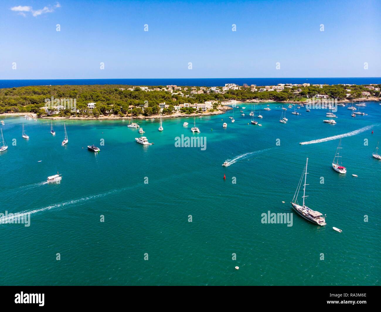 Vista aérea, muchos barcos el ancla en la bahía de Portocolom, Punta de ses Crestes, Potocolom, Mallorca, Islas Baleares, España Foto de stock