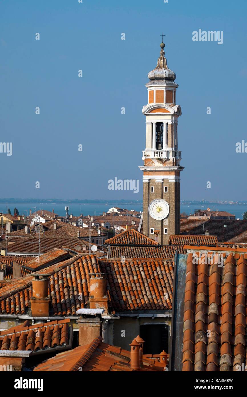 La torre de la Iglesia, la Chiesa dei Santi Apostoli iglesia, Venecia, Véneto, Italia Foto de stock