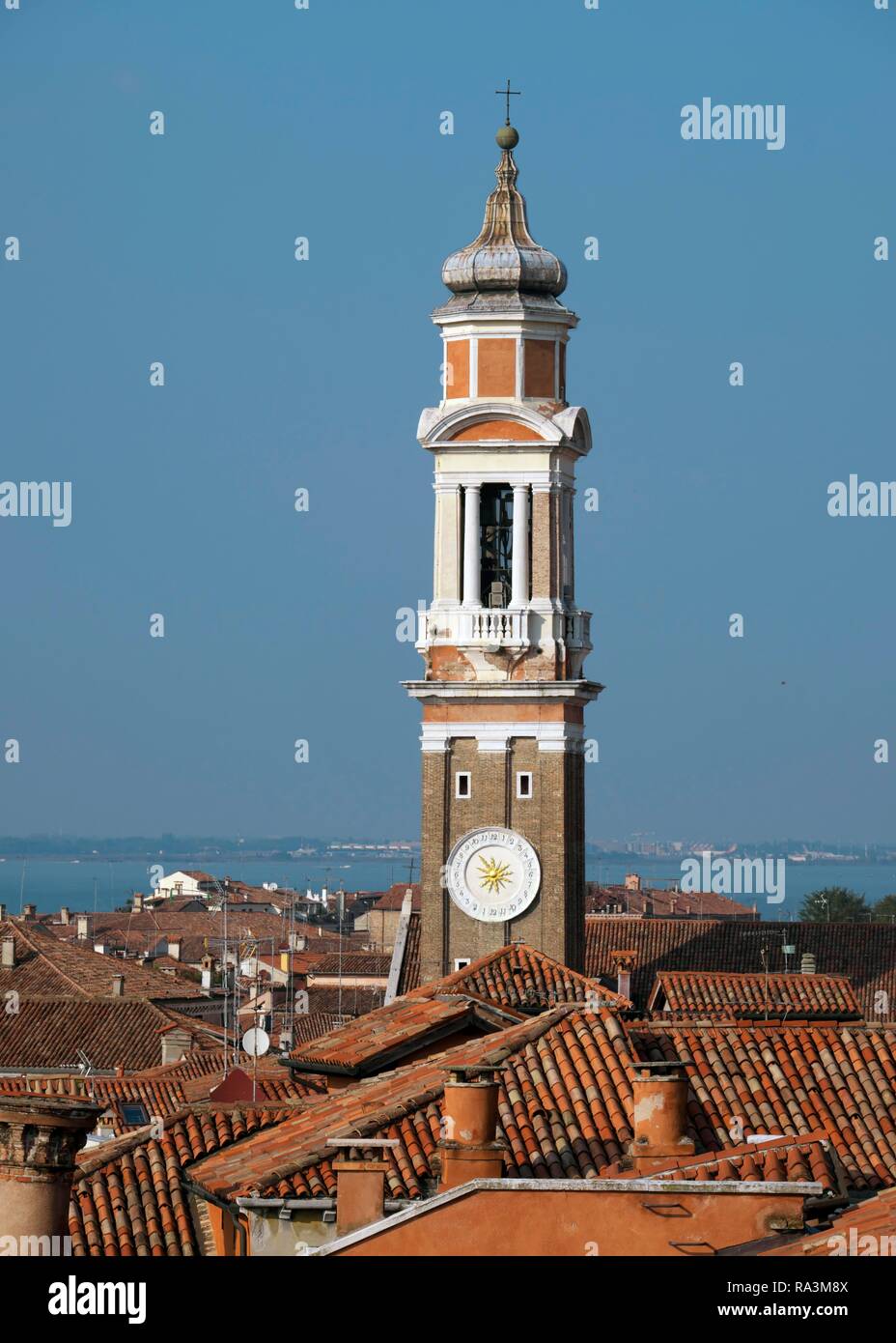 La torre de la Iglesia, la Chiesa dei Santi Apostoli iglesia, Venecia, Véneto, Italia Foto de stock