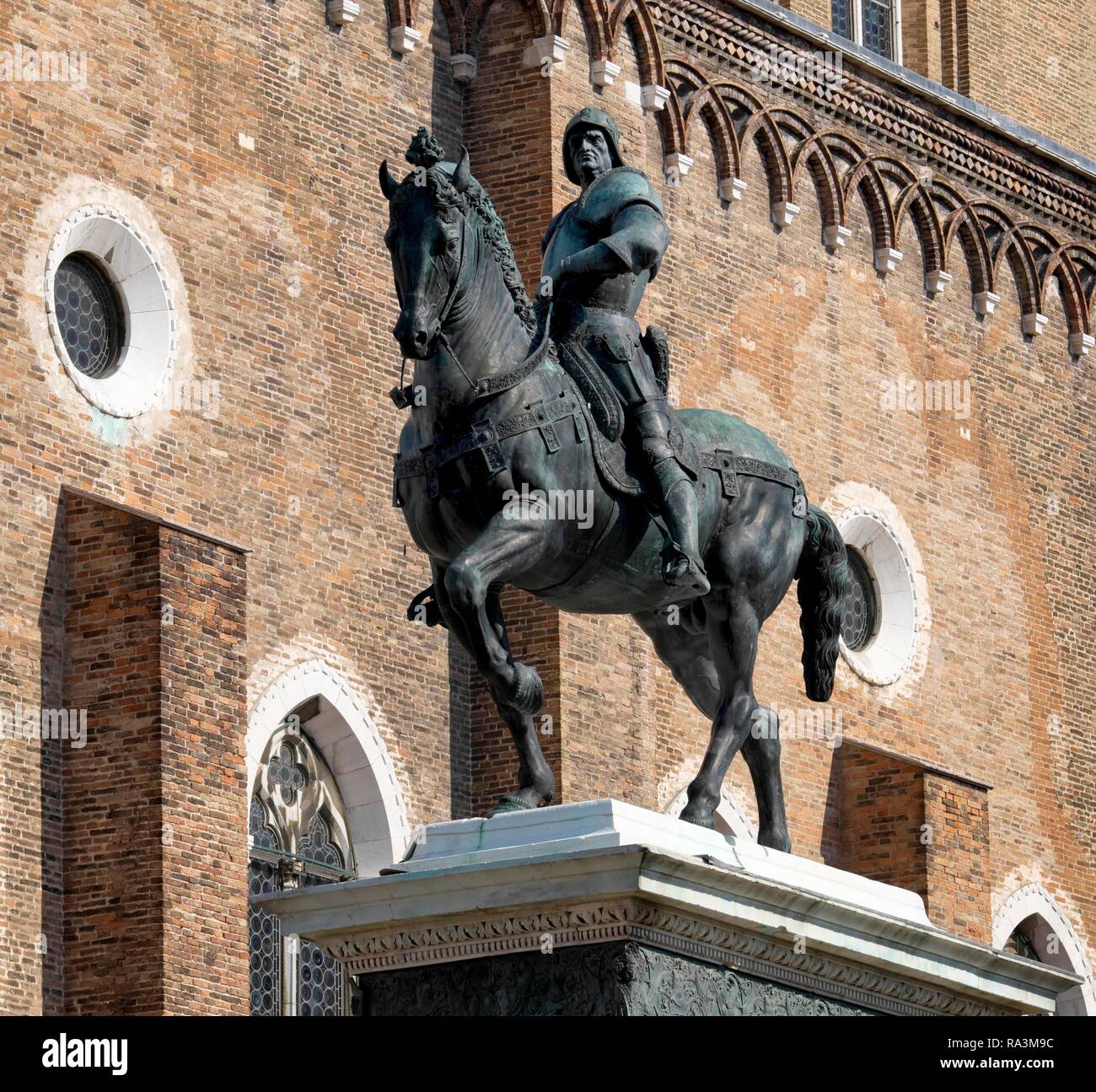 Jinete estatua de Bartolomeo Colleoni en frente de la Iglesia Santi Giovanni e Paolo, Venecia, Véneto, Italia Foto de stock