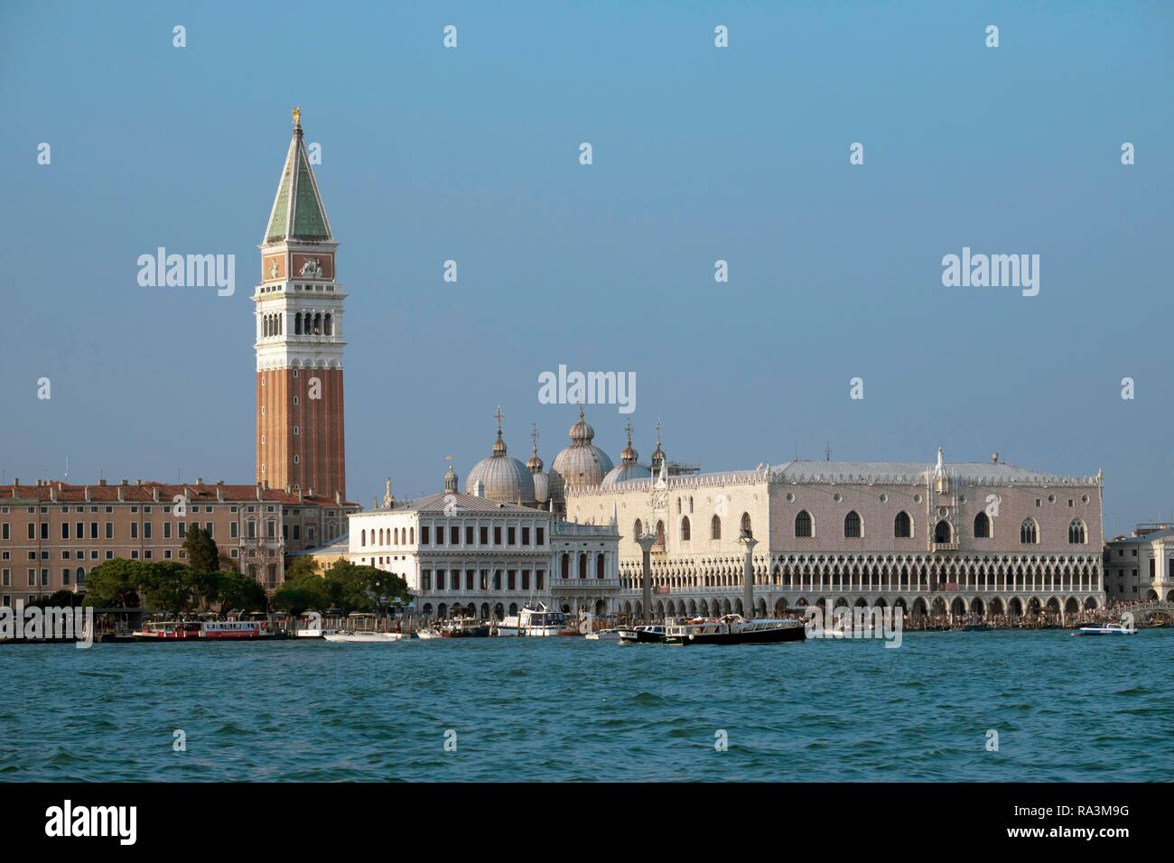 El Campanile de San Marcos, el Palacio Ducal, el Palazzo Ducale, Venecia, Véneto, Italia Foto de stock