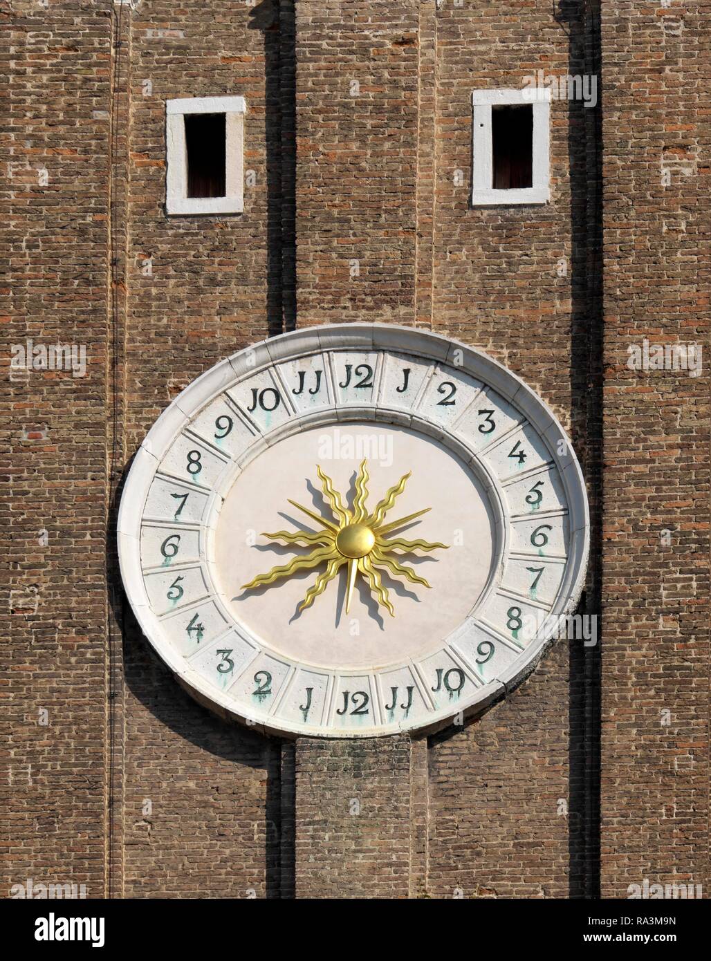 Reloj de sol en la torre de su iglesia, la iglesia Chiesa dei Santi Apostoli, Venecia, Véneto, Italia Foto de stock