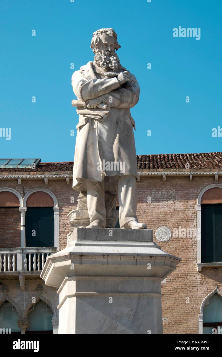 Niccolò Tommaseo, estatua de Francesco Barzaghi en Campo Santo Stefano, Venecia, Véneto, Italia Foto de stock