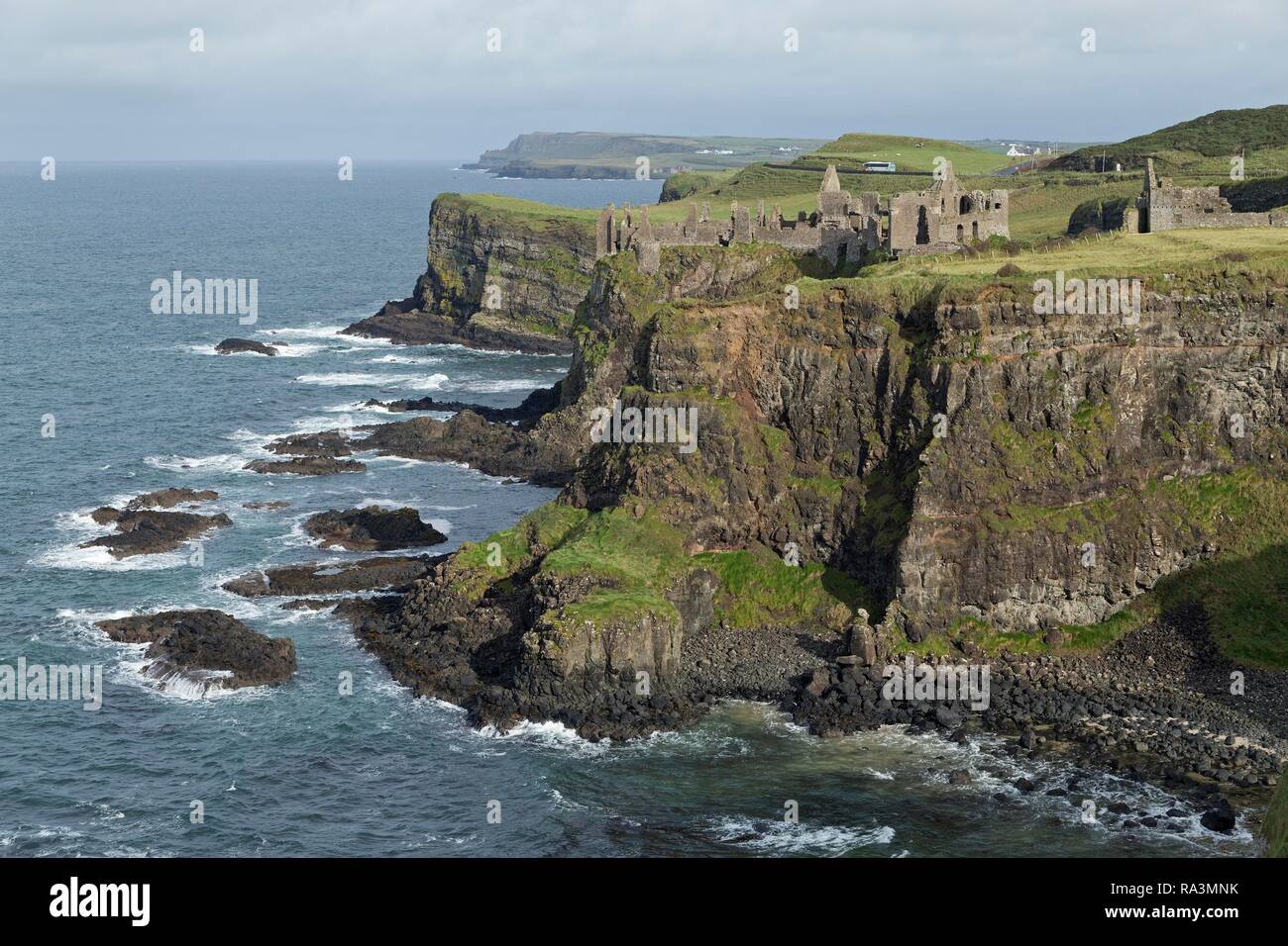 Castillo de Dunluce en la costa atlántica, Portrush, Condado de Antrim, Irlanda del Norte, Reino Unido Foto de stock
